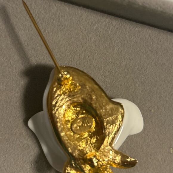 Kenneth Jay Lane White Rose Brooch Earrings Set KJL Signed Vintage Lucite Jewel - Picture 5 of 7